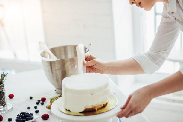 糖衣技巧。厨师用糖霜来润滑图片下载