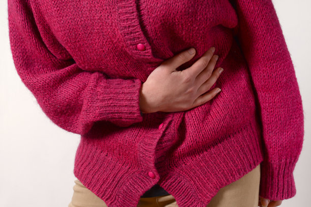 特写照片。一个女人肚子疼，就握着她的手。女性医学的概念。消化问题，妇科怀孕，月经，胃图片下载