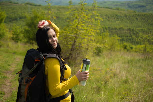 在黄色的徒步旅行图片下载
