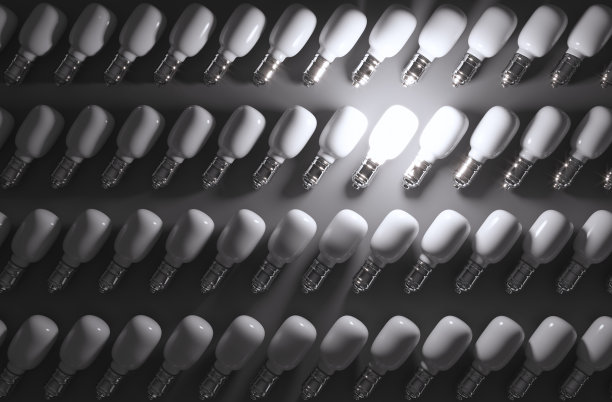 从人群中脱颖而出的发光灯泡图片下载