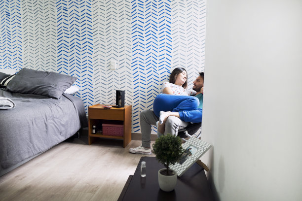 经过新冠肺炎隔离检疫后，夫妇在自家沙发上拥抱图片下载