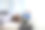 经过新冠肺炎隔离检疫后，夫妇在自家沙发上拥抱图片下载