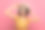 在沙滩上。特写照片大喜迷人的女人在一个花裙子，草帽和太阳镜，谁是微笑着触摸她的帽子。图片下载
