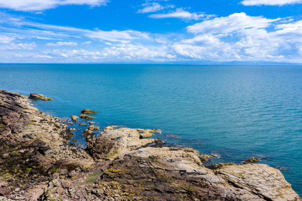 这是苏格兰西南部邓弗里斯和加洛韦的岩石海岸。这张照片是由一架无人机在一个阳光明媚的夏日午后拍摄的。图片下载