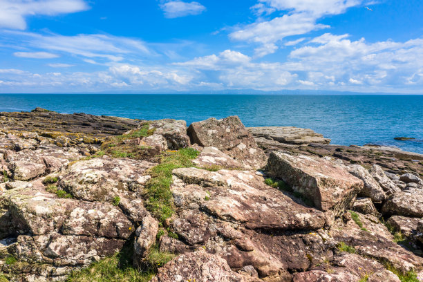 低角度的观点，在邓弗里斯和加洛韦，苏格兰西南部的岩石海岸。这张照片是由一架无人机在一个阳光明媚的夏日午后拍摄的。图片下载
