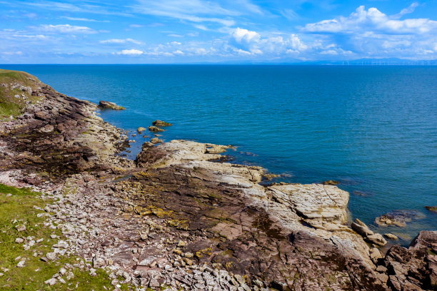 高角度的崎岖的岩石海岸和海在邓弗里斯和加洛韦，苏格兰西南部。这张照片是由一架无人机在一个阳光明媚的夏日午后拍摄的。图片下载