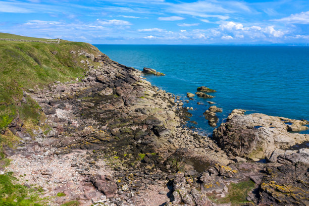 在苏格兰西南部的邓弗里斯和加洛韦，从一个崎岖的岩石海岸和大海的无人机。这张照片是由一架无人机在一个阳光明媚的夏日午后拍摄的。图片下载