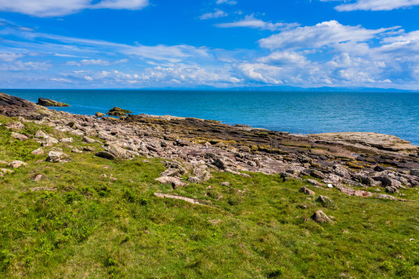 低角度的岩石海岸和海在邓弗里斯和加洛韦，苏格兰西南部。这张照片是由一架无人机在一个阳光明媚的夏日午后拍摄的。图片下载