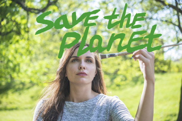 一个年轻的女人用画笔画着一条信息图片下载