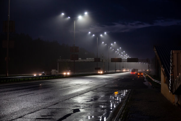 雨后有水坑的夜城里，路边挂着灯笼。水平方向图片下载