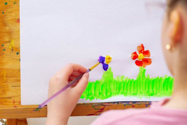 孩子在画花图片下载