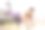 年轻健康的女人在她公寓的客厅里锻炼。图片下载