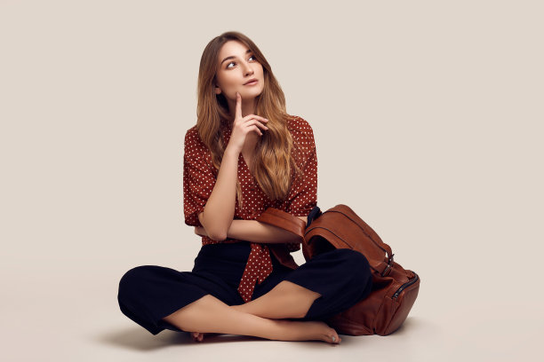 年轻美丽的女人带着背包准备旅行图片下载