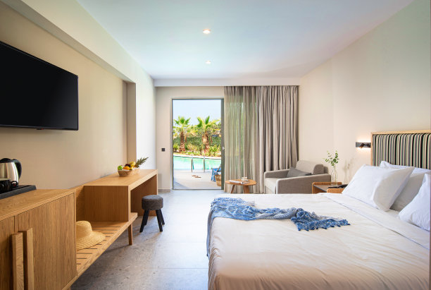 米色条纹和浅木室内现代极简主义风格的卧室与开放的落地窗和热带游泳池景观图片下载