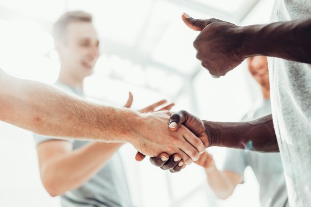 关闭了。两个志趣相投的年轻人握手图片下载