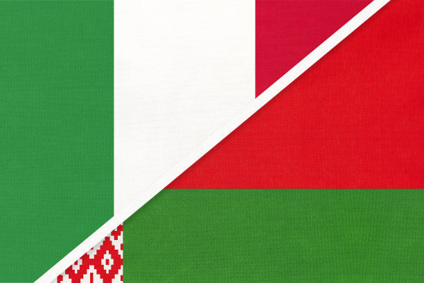 意大利和白俄罗斯两国国旗的象征由纺织品制成。两个欧洲国家之间的冠军。图片下载