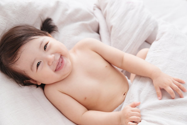 可爱的婴儿躺在床上图片下载