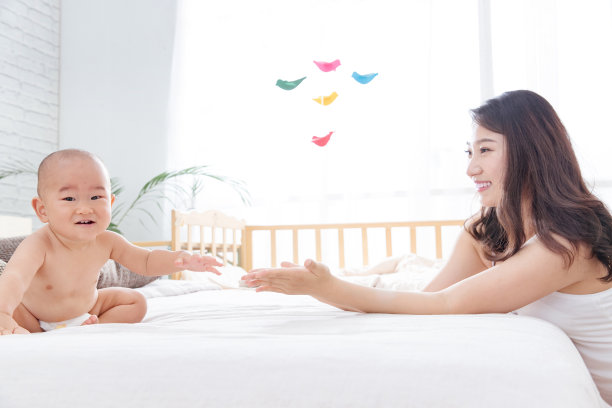 妈妈和儿子玩得开心图片下载