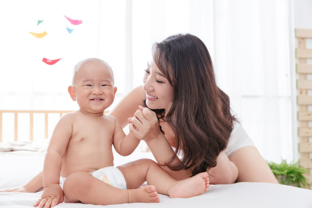 妈妈和儿子玩得开心图片下载