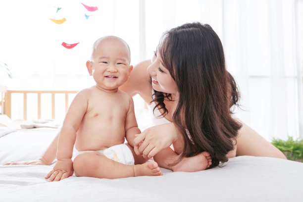 妈妈和儿子玩得开心图片下载