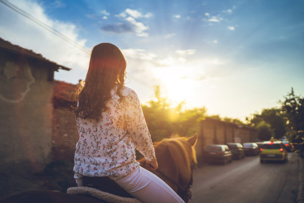 骑着马的年轻女子图片下载
