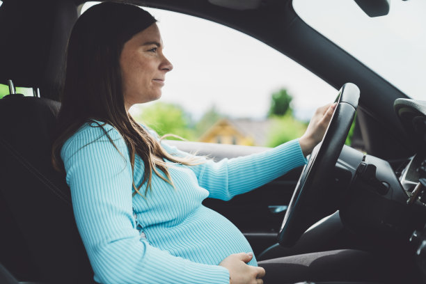 勇敢的孕妇自己做事情图片下载