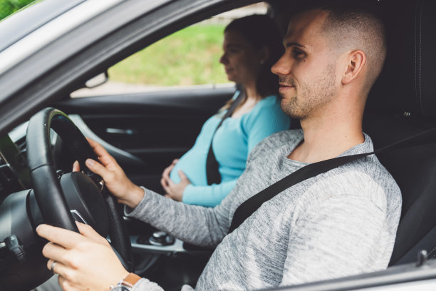 丈夫开车带着怀孕的妻子图片下载