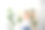 后视图的年轻女子在家里，安排在架子上的植物。图片下载