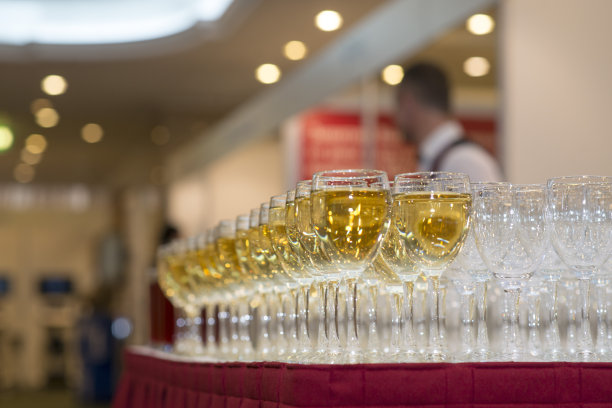 餐厅餐桌上的酒杯。图片下载