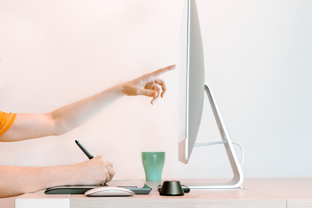 平面设计师分屏幕，穿着橙色衬衫图片下载