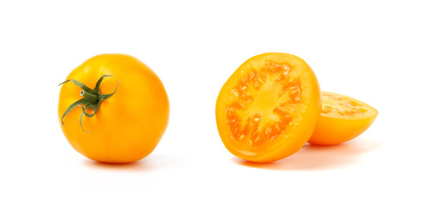 切成两半和整个黄色番茄孤立在白色背景图片下载