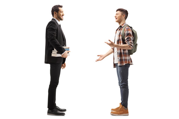 这是一名身穿黑色西装的男子与一名男学生交谈的全身照图片下载