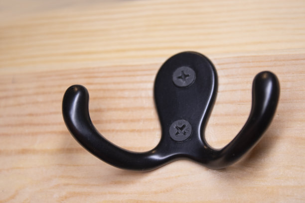 木墙上的黑色大衣钩图片下载