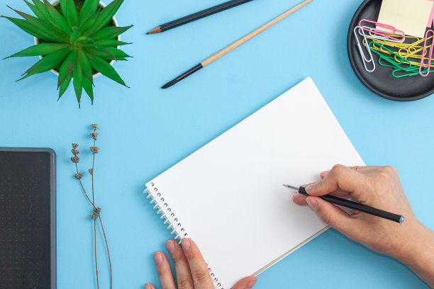 办公桌旁有空白笔记本，电脑，用品和咖啡杯图片下载