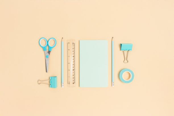 一套薄荷色办公用品在米色背景。图片下载