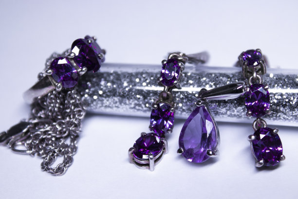 一套昂贵的女用银质珠宝与紫罗兰宝石-戒指，吊坠和耳环。孤立的,复制空间图片下载