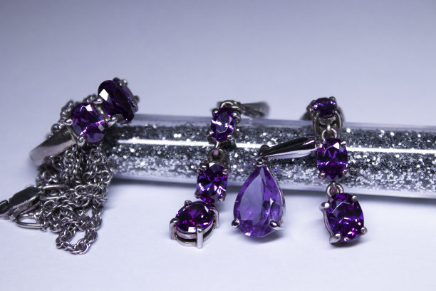 一套昂贵的女用银质珠宝与紫罗兰宝石-戒指，吊坠和耳环。孤立的,复制空间图片下载