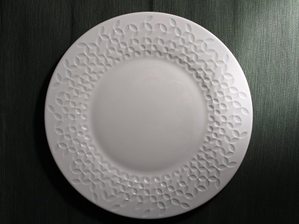 从上面看深蓝色背景上的空盘子图片下载