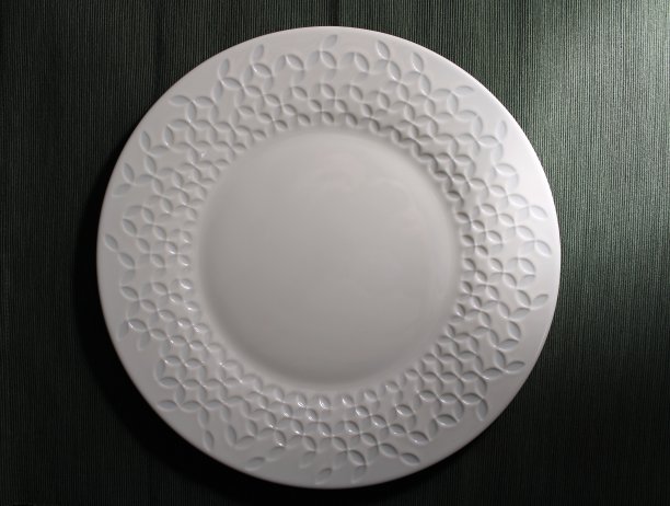 从上面看深蓝色背景上的空盘子图片下载