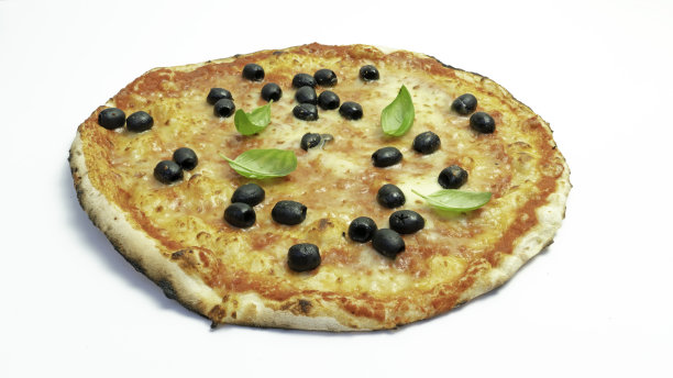 白色背景上孤立的橄榄和罗勒披萨图片下载