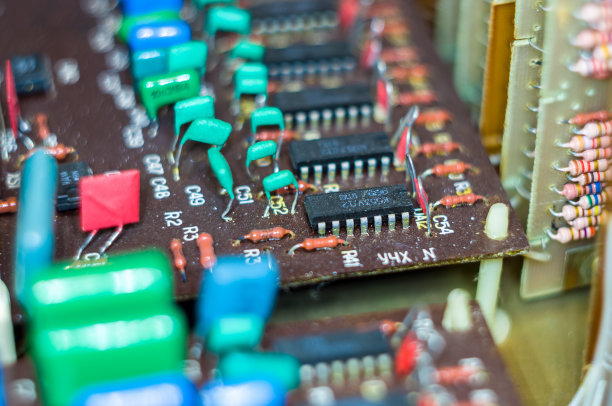 老式电子电路板与无线电部件和芯片，特写，微距照片图片下载