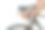 男性双手握着刹车方向盘。图片下载