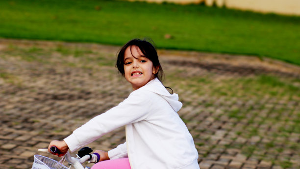 孩子们在广场上玩耍的欢乐图片下载