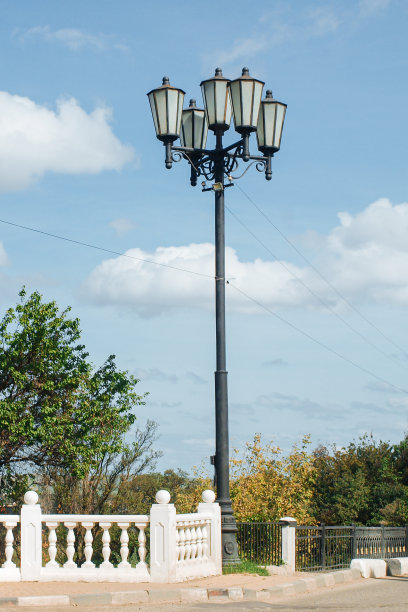 以天空为背景的老式街灯柱子或灯笼图片下载