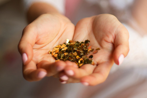 心形的纸屑在手掌上图片下载