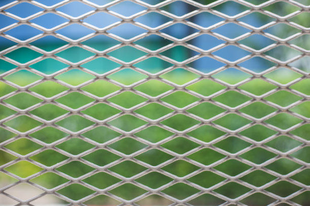 钢丝网或钢笼绿化草坪图片下载