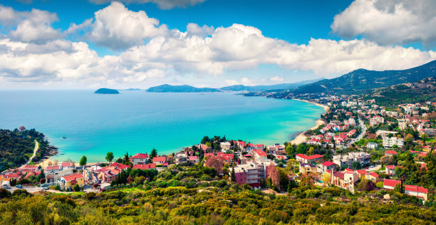 古Tsifliki村鸟瞰图。爱琴海上多彩的春天的早晨。美丽的希腊海洋全景。美丽的乡村概念背景。艺术风格后期处理照片。图片下载