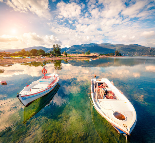 春光明媚的小渔村——米克洛维沃斯。美丽的爱琴海清晨海景。美丽的乡村概念背景，希腊，欧洲。艺术风格后期处理照片。图片下载