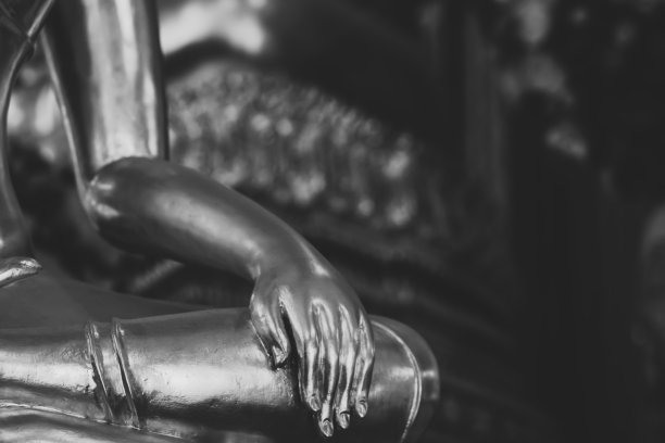 背景佛像面、头、身、手在佛寺与围墙隔离。泰国老妇人祈祷好运，禅宗宁静和神圣的冥想放松。金像在泰国寺庙供奉图片下载