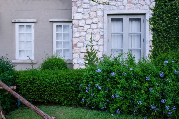 夜晚的景观和美丽的英国风格的房子与河在前面与蓝天天和黄昏图片下载